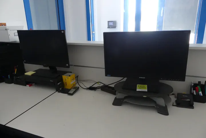 2x Monitor
